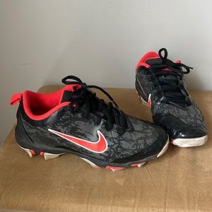 Boys size 4 Nike baseball cleats